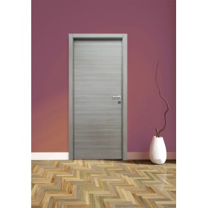 Porta interna grigia con venature orizzontali e maniglia argentata su parete viola.