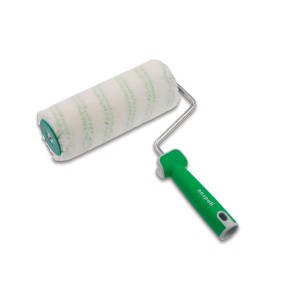 Rullo per pittura con manico verde e rivestimento bianco a strisce verdi.