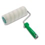 Rullo per pittura con manico verde e rivestimento bianco a strisce verdi.