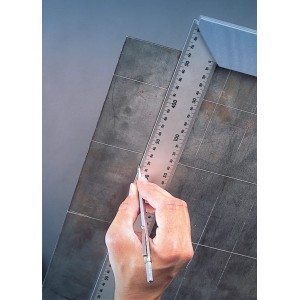 Truschino LUX Classic 140 mm mentre traccia una linea su metallo con un righello.