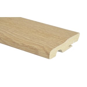 Battiscopa in legno chiaro con bordo arrotondato.