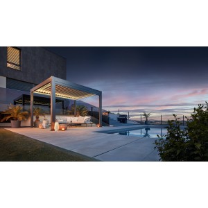 Pergola Biohort grigio scuro con lamelle e illuminazione su terrazza con piscina.