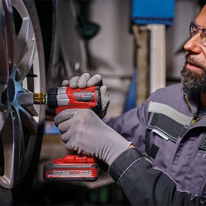 Avvitatore a impulsi a batteria Einhell TP-CW 18 Li BL-Solo durante il cambio gomme.