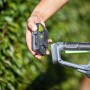 Tagliasiepi a batteria LUX con batteria da 20V in fase di montaggio. Tagliasiepi senza fili per il giardino.