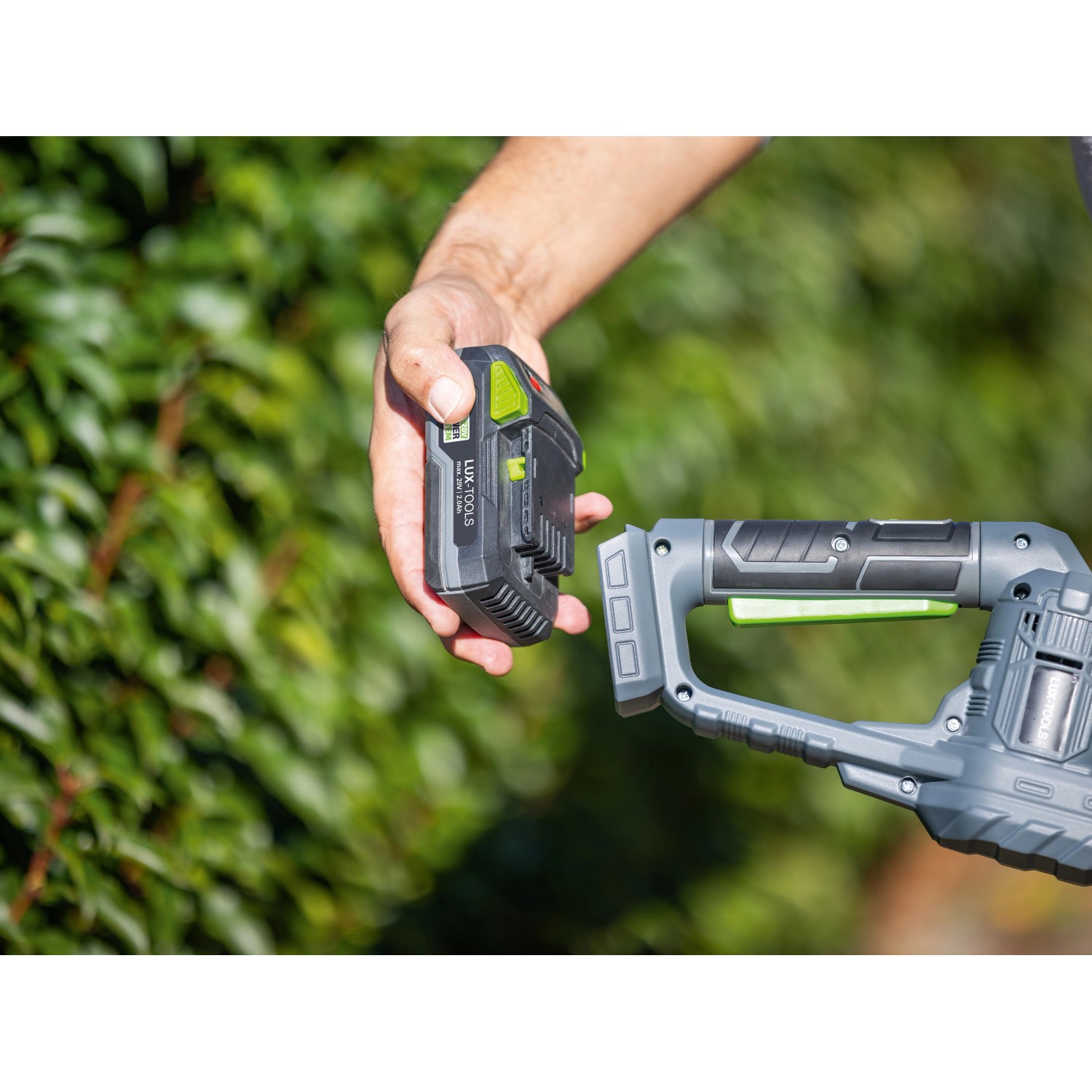 Tagliasiepi a batteria LUX con batteria da 20V in fase di montaggio. Tagliasiepi senza fili per il giardino.