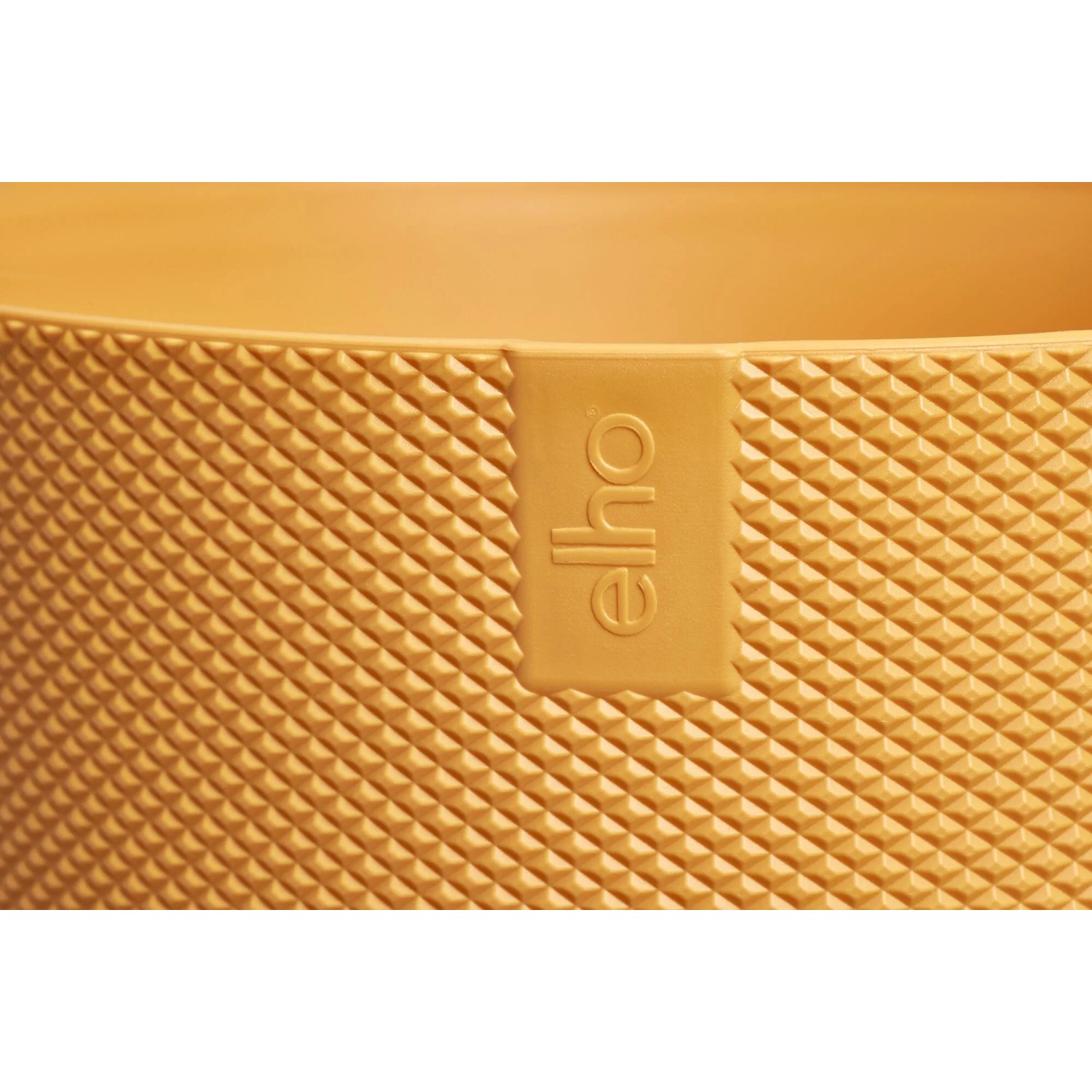 Dettaglio: Vaso da fiori giallo Elho Jazz con motivo a rombi e logo del marchio.