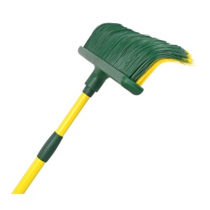 Rastrello per foglie verde con manico giallo per giardinaggio.