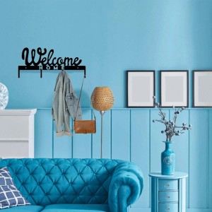 Organizer da parete nero "Welcome Home" con giacca e borsa in soggiorno.