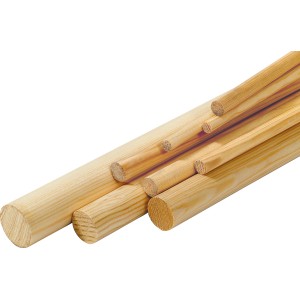 Diverse listelli in legno rotondi naturali (Listelli piallati) in legno chiaro.