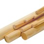 Diverse listelli in legno rotondi naturali (Listelli piallati) in legno chiaro.