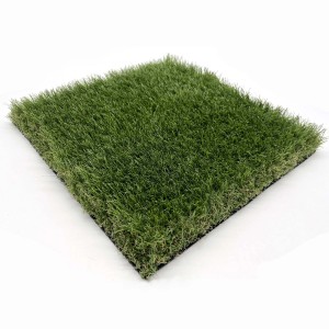 Pezzo quadrato di erba sintetica verde, ideale per giardino o balcone.