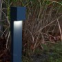 Moderna lampada da vialetto a LED Lutec Gemini XF in antracite, forma angolare, per il giardino.