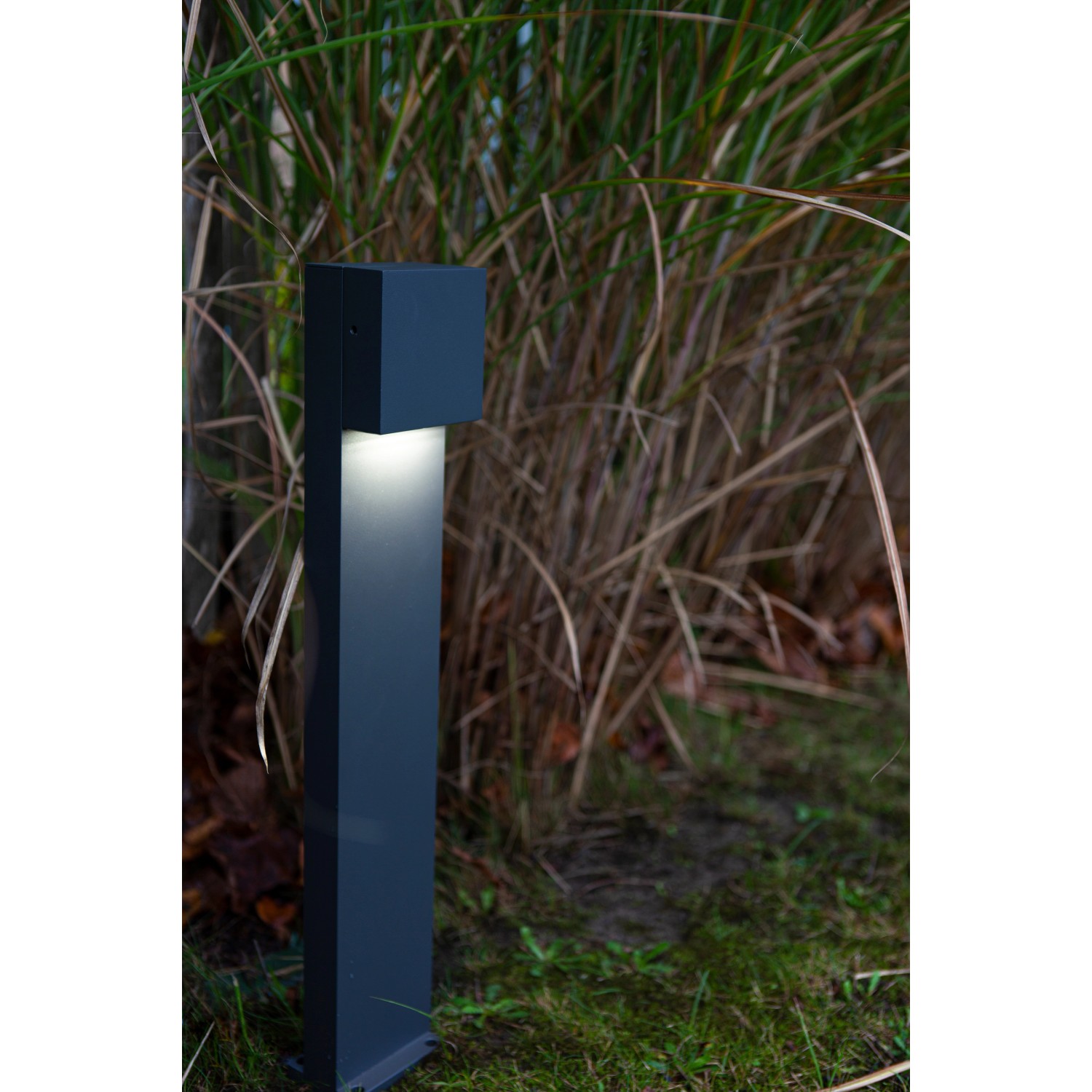 Moderna lampada da vialetto a LED Lutec Gemini XF in antracite, forma angolare, per il giardino.