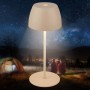 Lampada da tavolo a LED ricaricabile beige Brilo Serina Mini (20cm) in uso esterno.