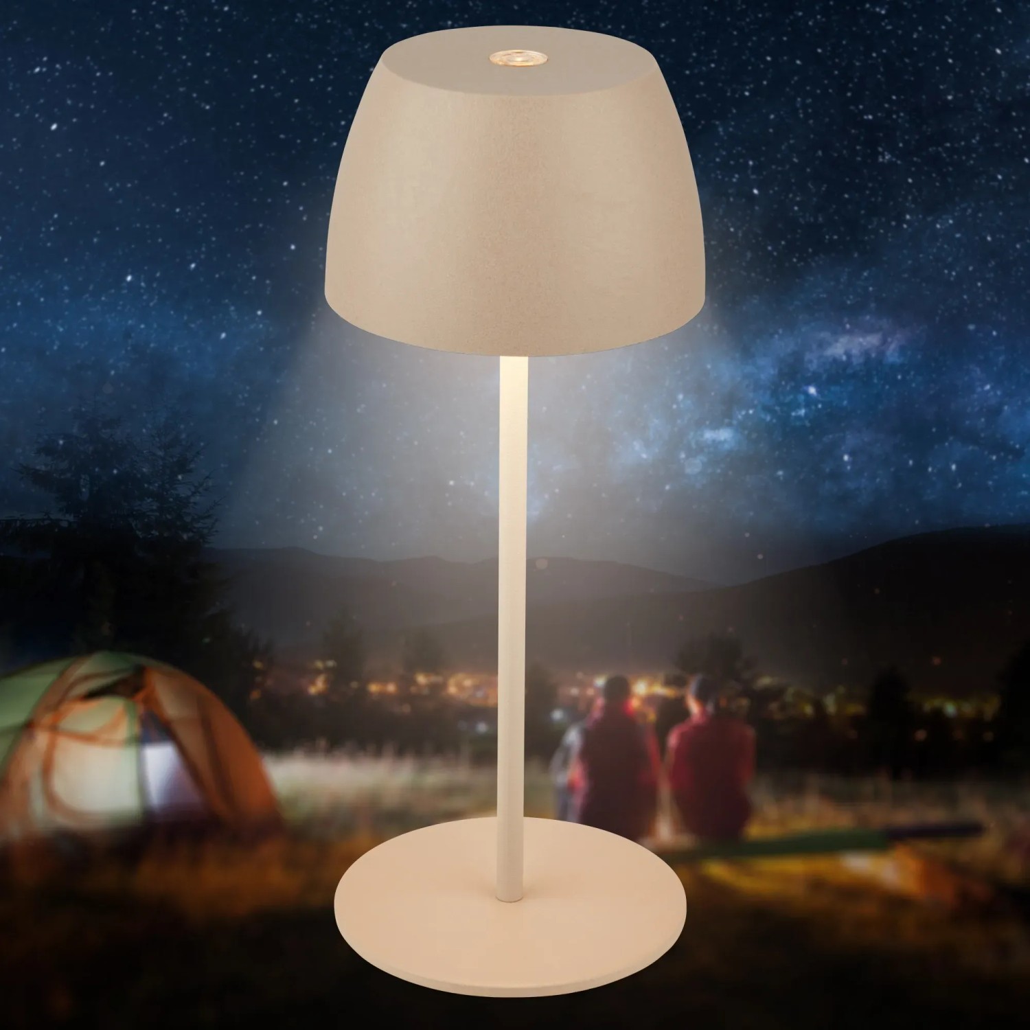 Lampada da tavolo a LED ricaricabile beige Brilo Serina Mini (20cm) in uso esterno.