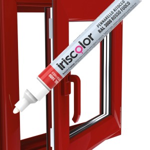Pennarello ritocco rosso iriscolor per riparazioni di colore. Ideale per superfici colorate.