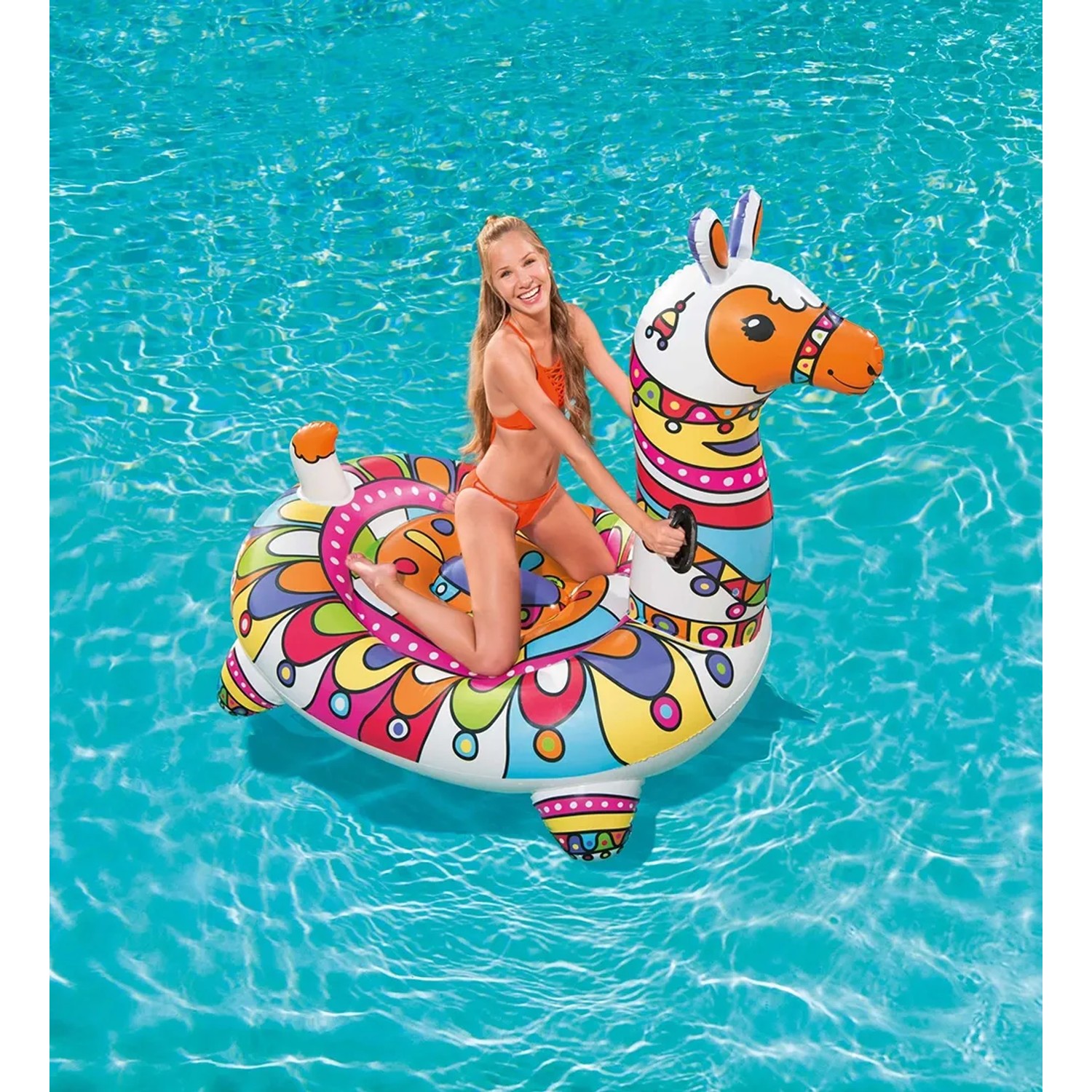 Galleggiante Lama Bestway (193 cm) con ragazza in piscina. Lama gonfiabile colorato come gioco d'acqua.
