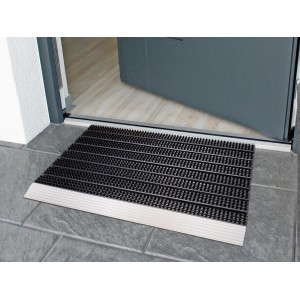 Tappetino in alluminio 43x75cm davanti a porta d'ingresso grigia. Zerbino con profilo in alluminio per esterni.