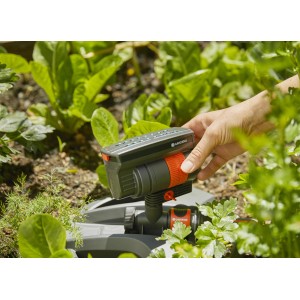 Irrigatore a settore Gardena AquaZoom Compact in uso per l'irrigazione del giardino.