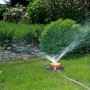 Gardena Classic 6-Superfici Boogie in azione: irrigatore da giardino irriga il prato.