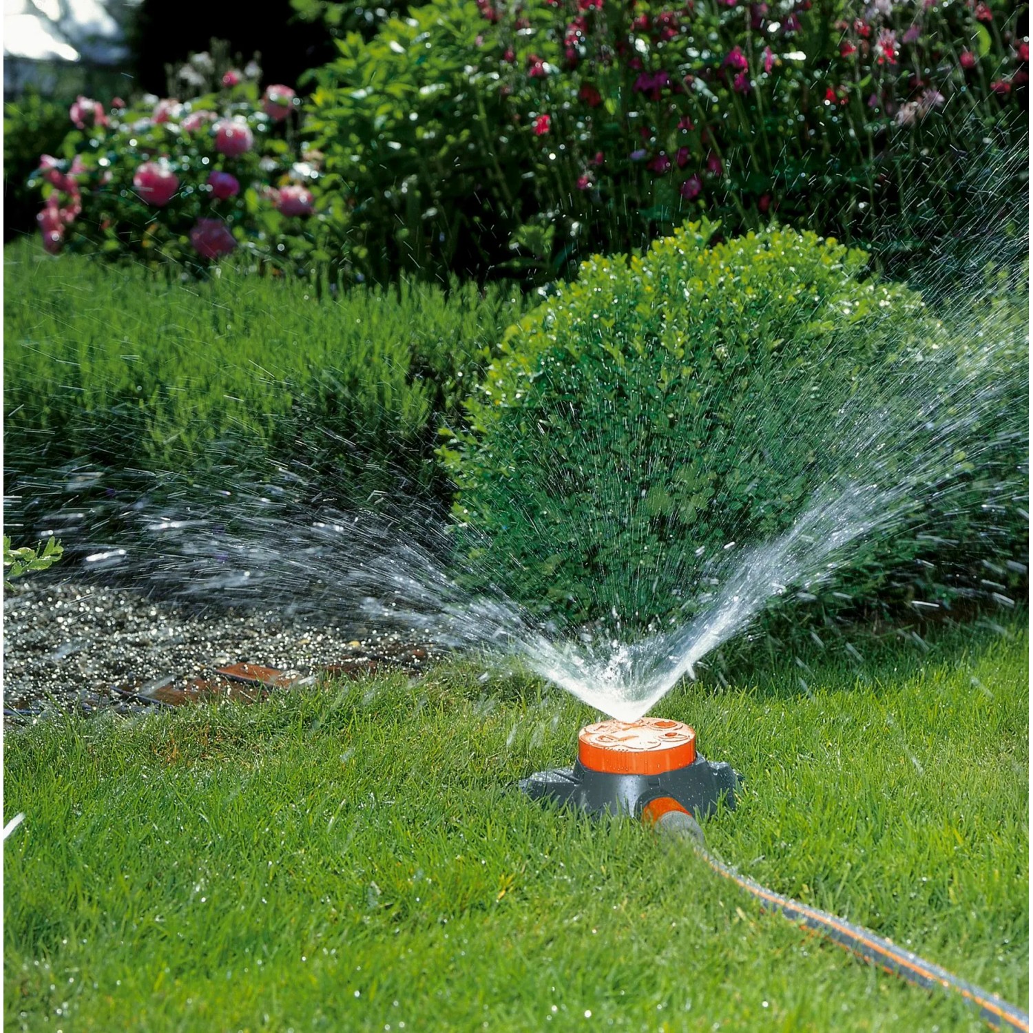 Gardena Classic 6-Superfici Boogie in azione: irrigatore da giardino irriga il prato.