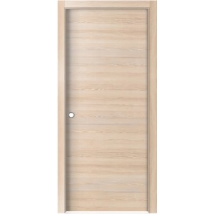 Porta interna chiara con venature del legno e maniglia argentata.