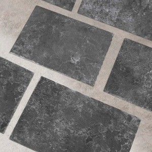Piastrelle in pietra naturale grigia t.b.t. per esterni.