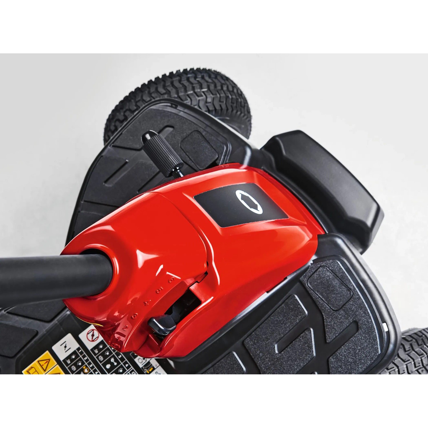 Dettaglio: Tosaerba rider Troy-Bilt Mini-Rider 60T-R rosso, con focus su comandi e pneumatici.