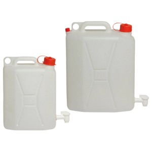 Taniche bianche con coperchio rosso e rubinetto per l'irrigazione del giardino.