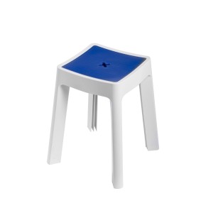 Sgabello da bagno bianco con seduta blu.