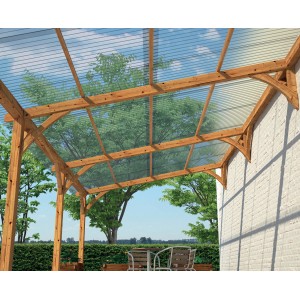 Copertura per patio con lastre in plastica t.b.t. e struttura in legno.