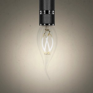 Lampadina LED E14 in stile retrò con vetro trasparente e filamento.