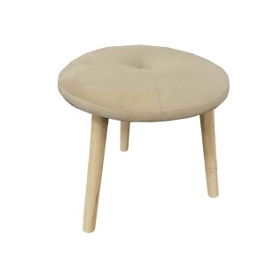 Pouf beige con gambe in legno.