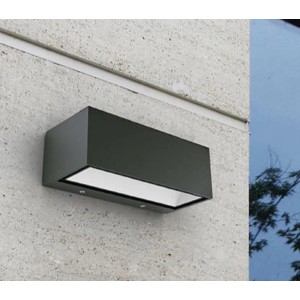 Moderna lampada da parete per esterni a LED Lutec Gemini M in antracite su una parete.