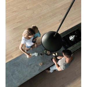 Pavimento vinilico effetto legno chiaro in cucina moderna con famiglia.