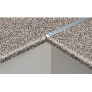 Dettaglio di un piano cucina con bordo rifinito in argento.