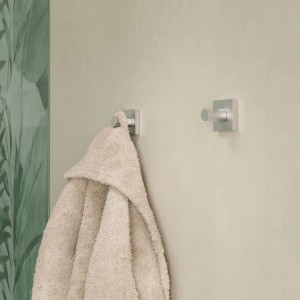 Due ganci a muro t.b.t., uno con asciugamano, per accessori bagno e contenitori.