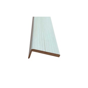 Dettaglio di un telaio per porta (t.b.t.) in legno chiaro.