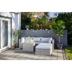 Mobili da giardino lounge: combinazione modulare di poltrone lounge Olea in polyrattan color sabbia con cuscini grigio chiaro.