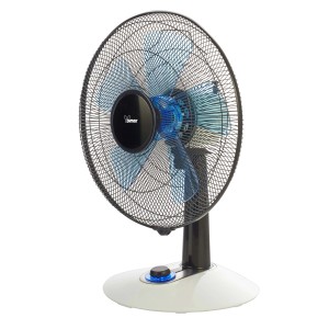 Ventilatore da tavolo con rotore blu e griglia di protezione nera.