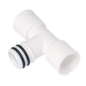 Primo piano di un raccordo a T bianco per condizionatori.