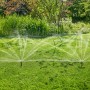 Irrigatore a scomparsa Gardena MD80 che irriga il prato. Sistema di irrigazione in uso.