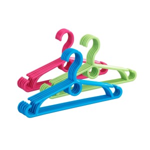 Grucce colorate per organizer armadio in rosa, verde e blu.