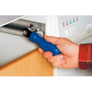 LUX Chiave a cricchetto angolare Classic in uso: Avvitatura con manico blu, ideale per punti difficili da raggiungere.