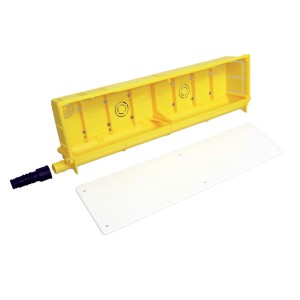 Copertura gialla per condizionatore d'aria con accessori.