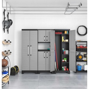 Set di mobili grigi t.b.t. per balcone o garage con armadi e scaffali.