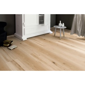 Pavimento in laminato chiaro Comfort Faggio Swaran in stile rustico posato in soggiorno.