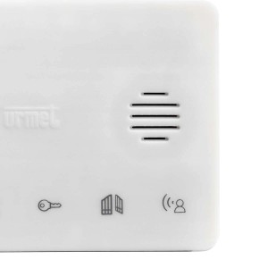 Dettaglio di un elemento citofonico t.b.t. bianco con altoparlante e simboli.