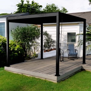 Gazebo t.b.t. nero su patio in legno in giardino.