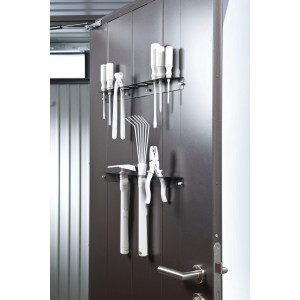 Portautensili Biohort per porta casetta HighLine, utensili bianchi su porta scura.